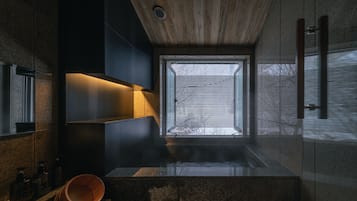 Suite – classic, 2 soverom, privat bad, mellometasje (Four-Bed Suite with Open-Air Onsen) | Bad | Separat badekar og dusj og kildevannsbadekar