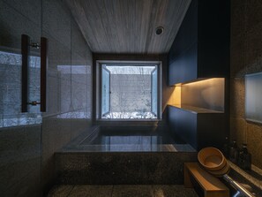 Suite, salle de bains privée, en mezzanine (Suite with Semi-Open-Air Onsen) | Salle de bain | Baignoire et douche séparées, baignoire d'eau douce