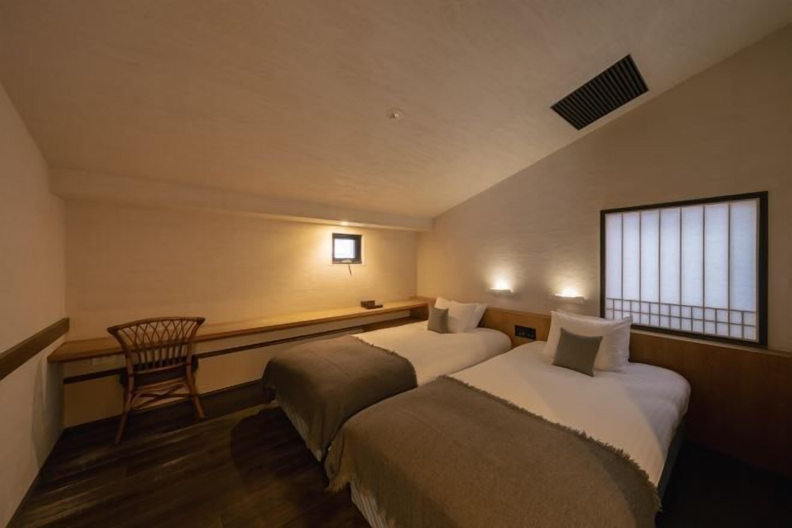 Edredons de pluma, cofres nos quartos, individualmente decorados