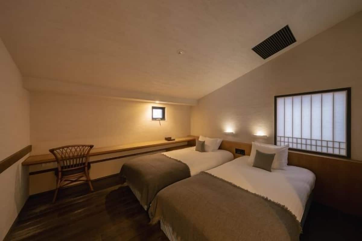 Edredons de pluma, cofres nos quartos, individualmente decorados