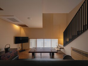 Loftsrom – superior, privat bad, mellometasje (Maisonette Room with Open-Air Onsen) | Dundyner, safe på rommet, individuelt dekorert og individuelt innredet