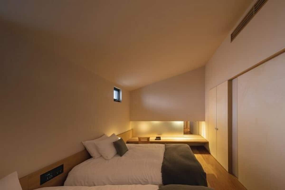 Edredons de pluma, cofres nos quartos, individualmente decorados