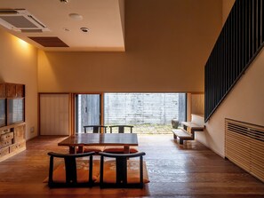 스탠다드 빌라, 금연, 정원 전망 (Japanese-Western Room with hot tub) | 무료 미니바, 객실 내 금고, 각각 다른 스타일의 인테리어, 각각 다르게 가구 비치