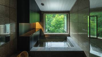 Suite Junior, salle de bains privée, rez-de-chaussée (Junior Suite with Semi-Open-Air Onsen) | Salle de bain | Baignoire et douche séparées, baignoire d'eau douce