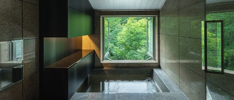 普通套房, 私人浴室, 地面 (Junior Suite with Semi-Open-Air Onsen) | 浴室 | 獨立浴缸及淋浴設備、泉水浴、免費梳洗用品、風筒