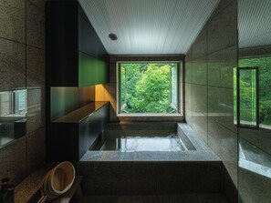 普通套房, 私人浴室, 地面層 (Junior Suite with Semi-Open-Air Onsen) | 浴室 | 獨立浴缸和淋浴設備、溫泉浴缸、免費盥洗用品、吹風機