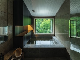 Suite junior, baño privado, planta baja (Junior Suite with Semi-Open-Air Onsen) | Baño | Bañera y ducha independientes y bañera de agua termal