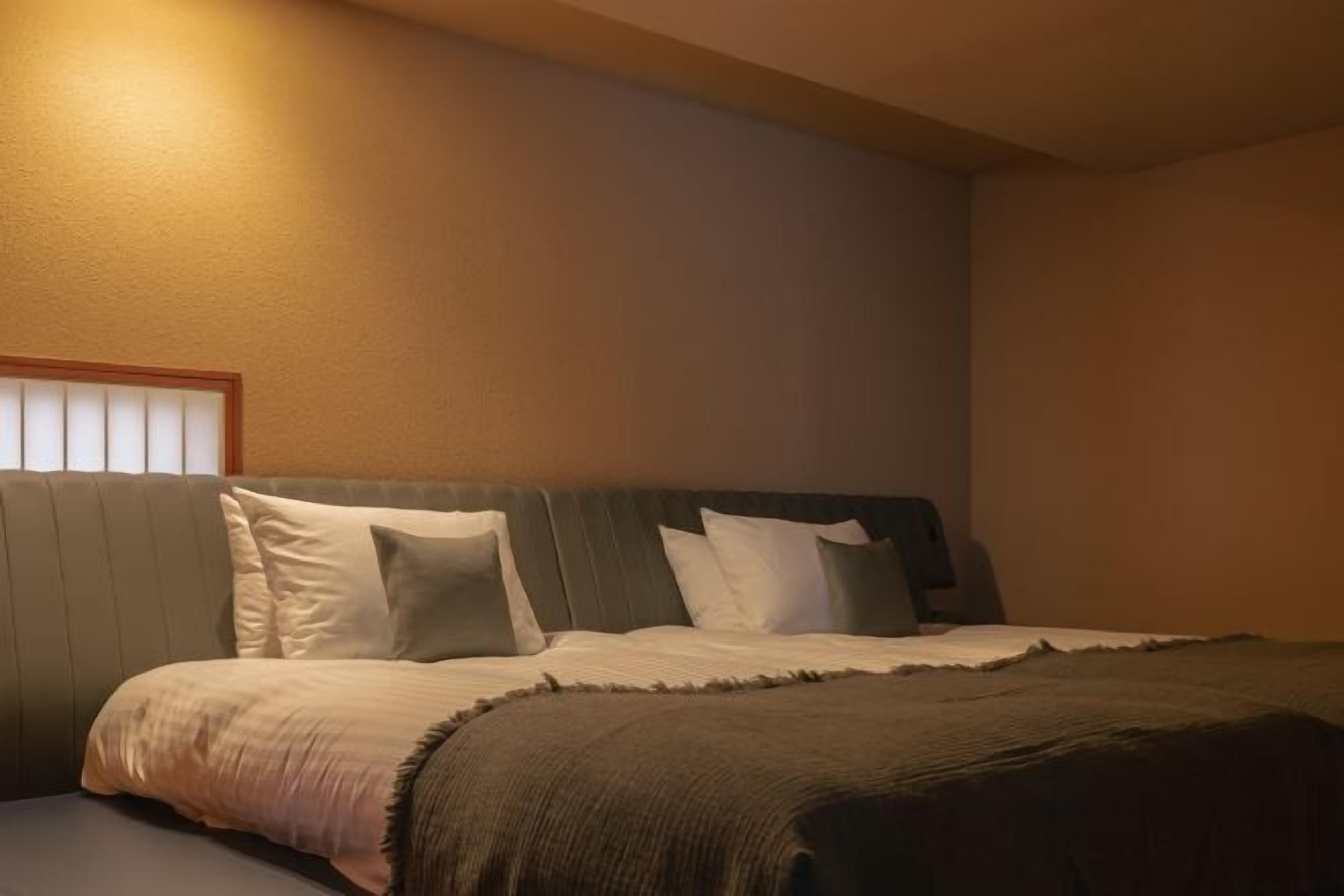 Edredons de pluma, cofres nos quartos, individualmente decorados