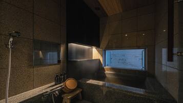 Loft Standard, salle de bains privée, en mezzanine (Maisonette Room with Private Onsen) | Salle de bain | Baignoire et douche séparées, baignoire d'eau douce