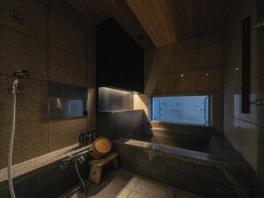 Loftsrom – standard, privat bad, mellometasje (Maisonette Room with Private Onsen) | Bad | Separat badekar og dusj og kildevannsbadekar