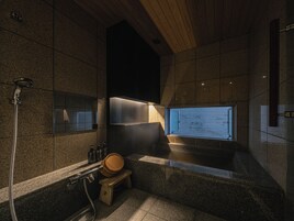 Loft Standar, kamar mandi pribadi, lantai mezzanine (Maisonette Room with Private Onsen) | Kamar mandi | Bathtub dan shower terpisah dan pemandian mata air panas