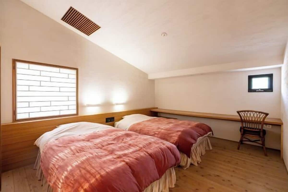 Frigobar (abastecido com itens grátis), cofres nos quartos