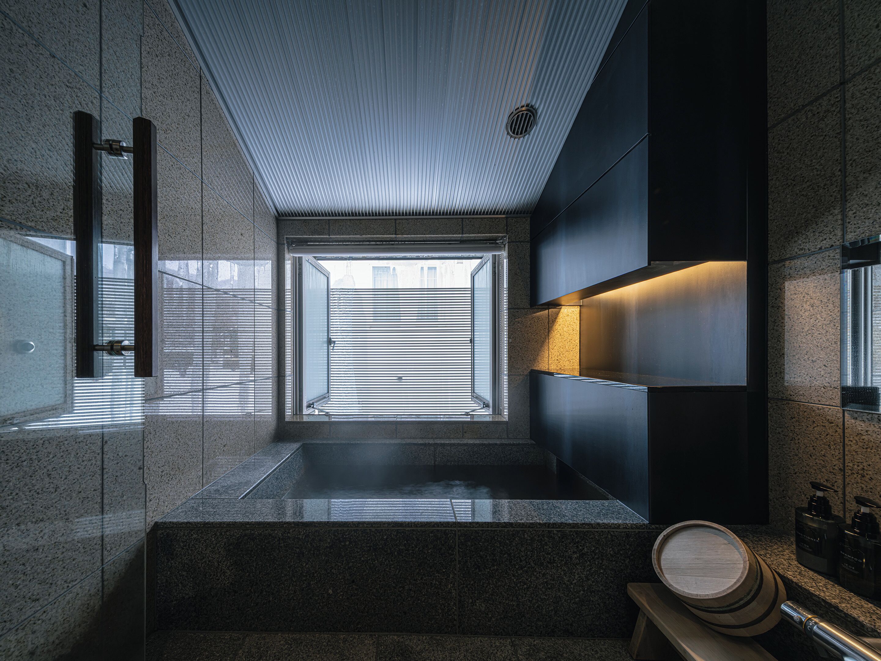 Superior-loftsværelse - privat badeværelse - mezzanin (Maisonette Room with Open-Air Onsen) | Badeværelse | Separat badekar og bruser, kildevandsbad, gratis toiletartikler