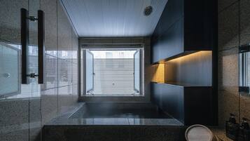 Superior-loftsværelse - privat badeværelse - mezzanin (Maisonette Room with Open-Air Onsen) | Badeværelse | Separat badekar og bruser, kildevandsbad, gratis toiletartikler