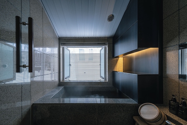 Superior-Loft, eigenes Bad, Zwischengeschoss (Maisonette Room with Open-Air Onsen) | Badezimmer | Badewanne und Dusche (separat), Quellwasserbad