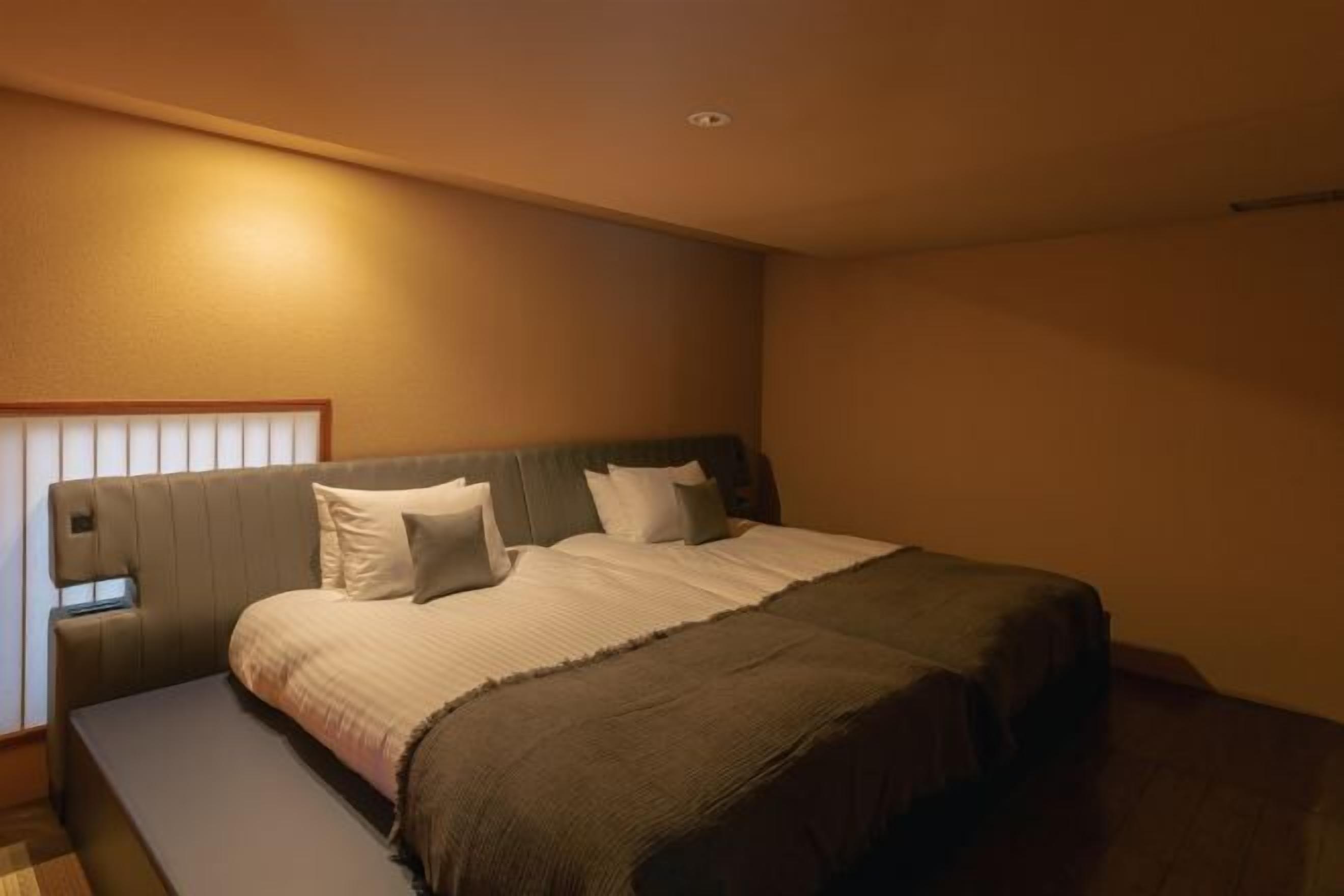 Edredons de pluma, cofres nos quartos, individualmente decorados