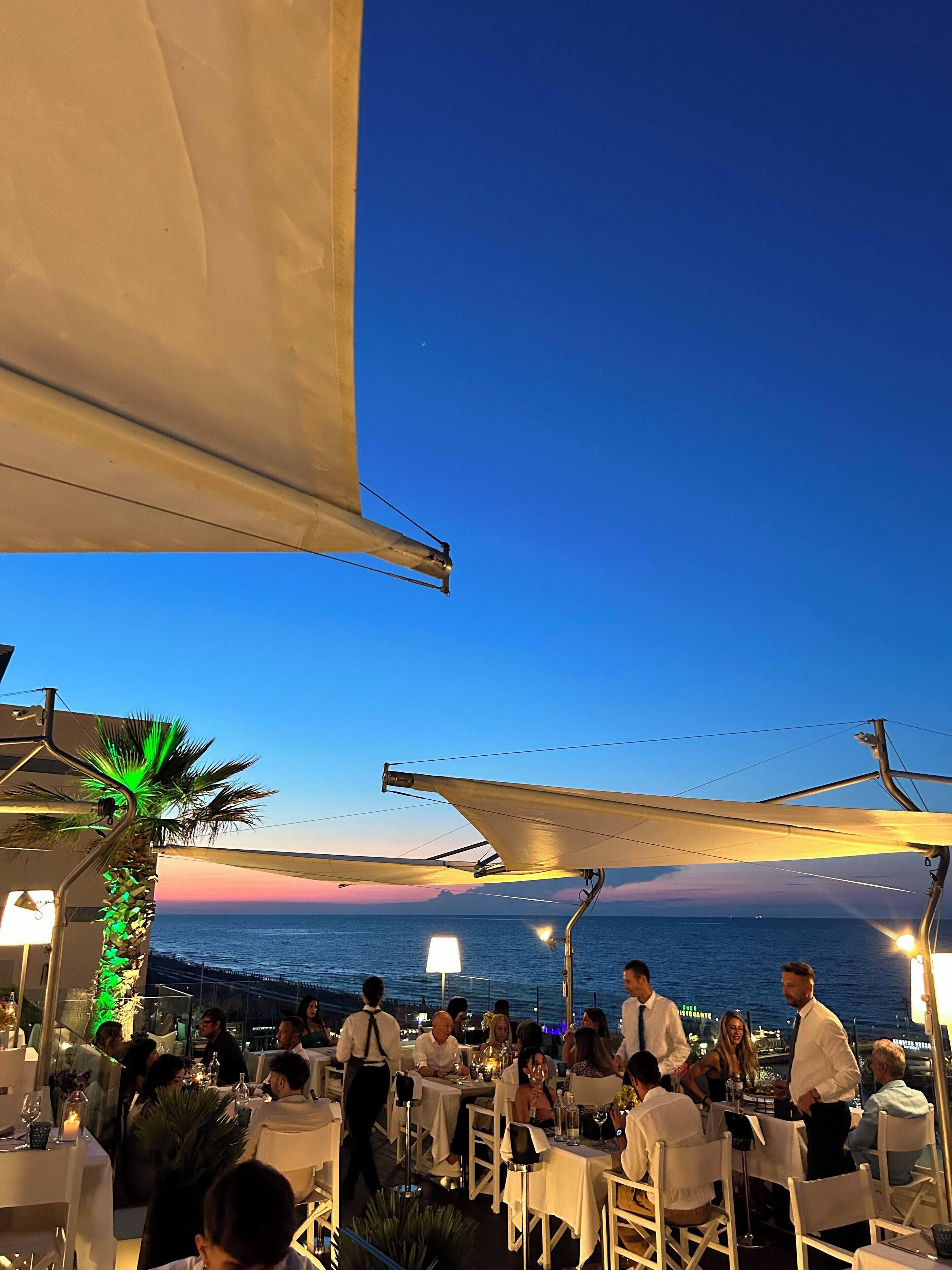 2 restaurants, breakfast served