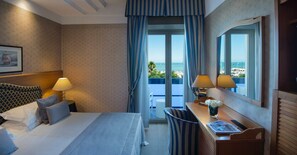 Habitación doble, vistas al mar (Prestige) | Ropa de cama de alta calidad, minibar, caja fuerte y escritorio