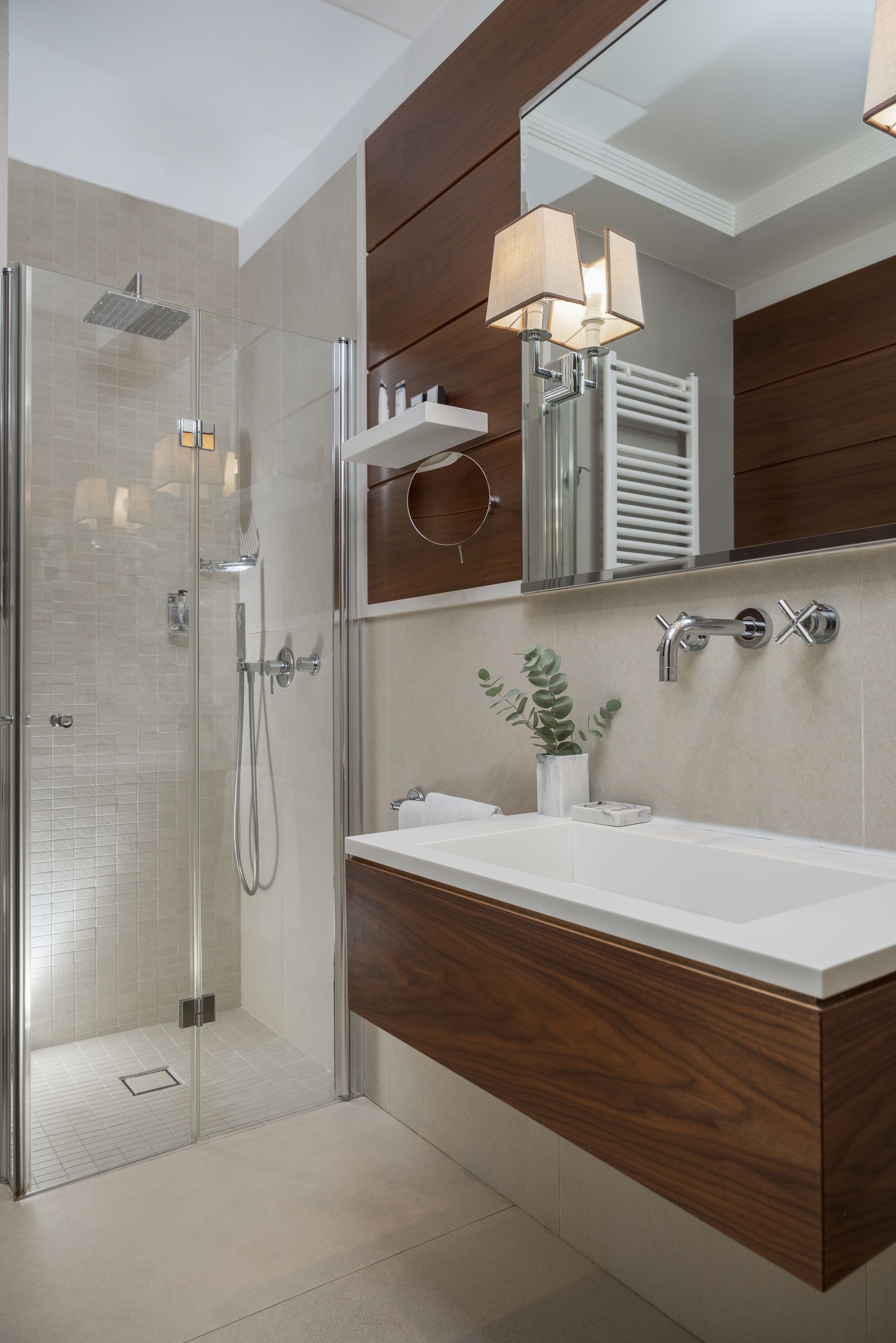 junior suite | bathroom | free toiletries, hair dryer, bidet, towels