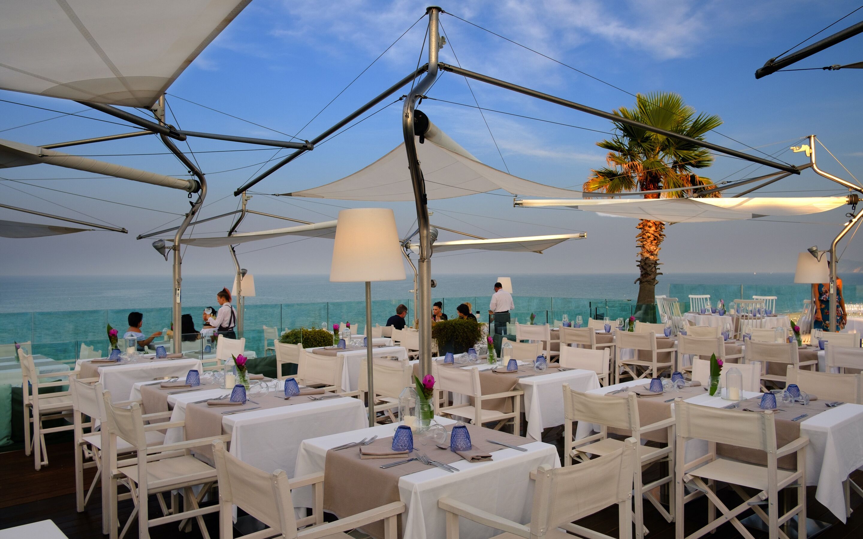 2 restaurants, breakfast served