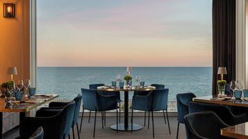 2 restaurants; breakfast, lunch and dinner served