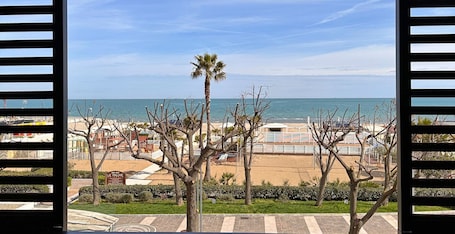 Deluxe Double Room, Sea View | Premium bedding, minibar, in-room safe, desk