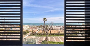 双人房, 海景 (Prestige) | 高档床上用品、迷你吧、客房内保险箱、办公桌