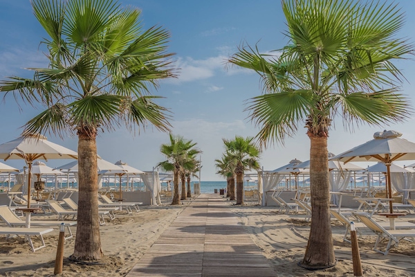 Privéstrand vlakbij, zwart zand