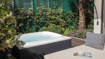 Suite Studio Junior, dans les dépendances (with private Jacuzzi) | Bain à remous privé