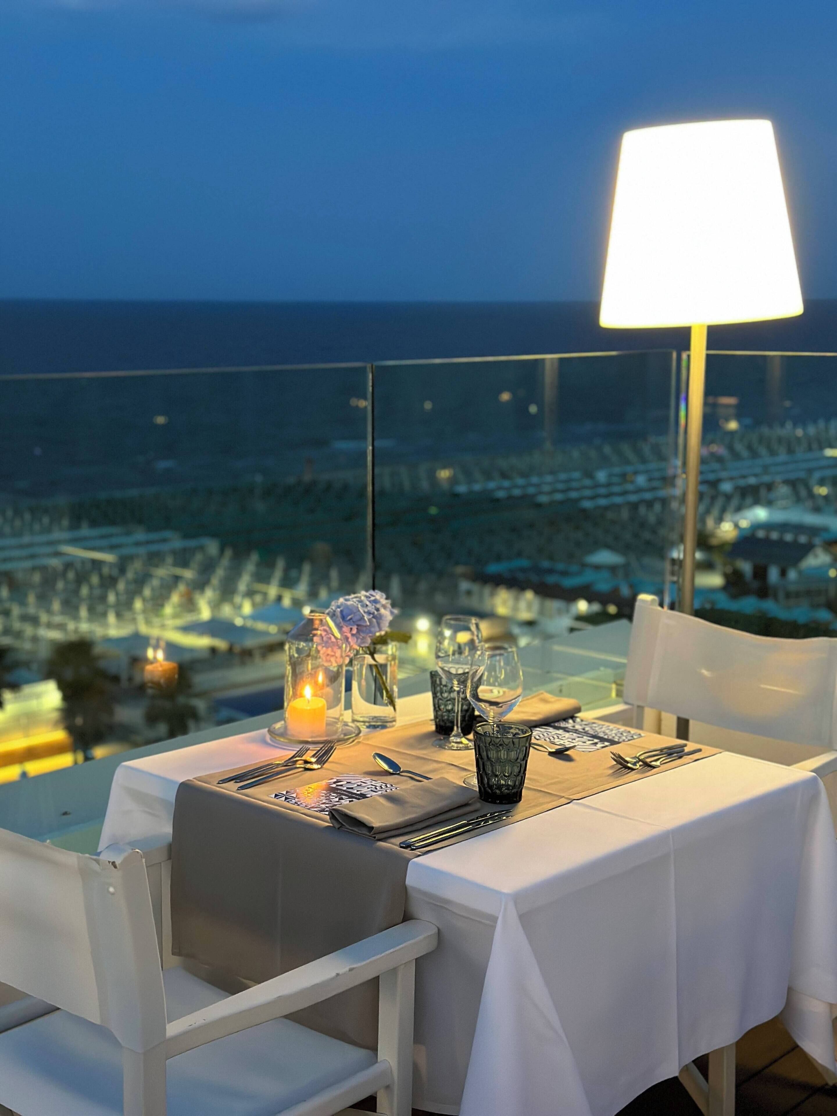 Breakfast, lunch and dinner served