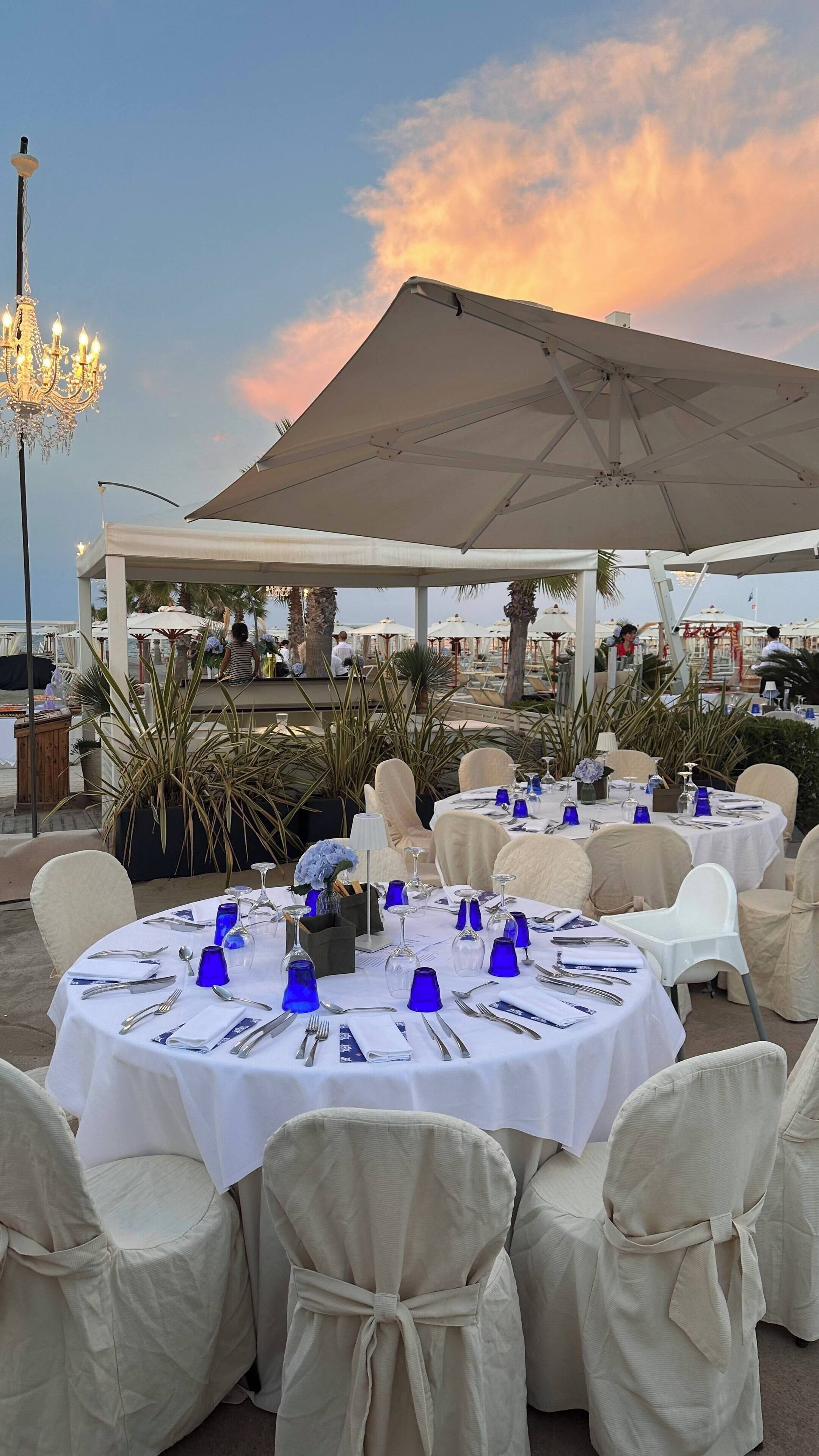 breakfast, lunch and dinner served