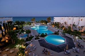 Piscina interna, piscina externa sazonal, guarda-sóis, espreguiçadeiras