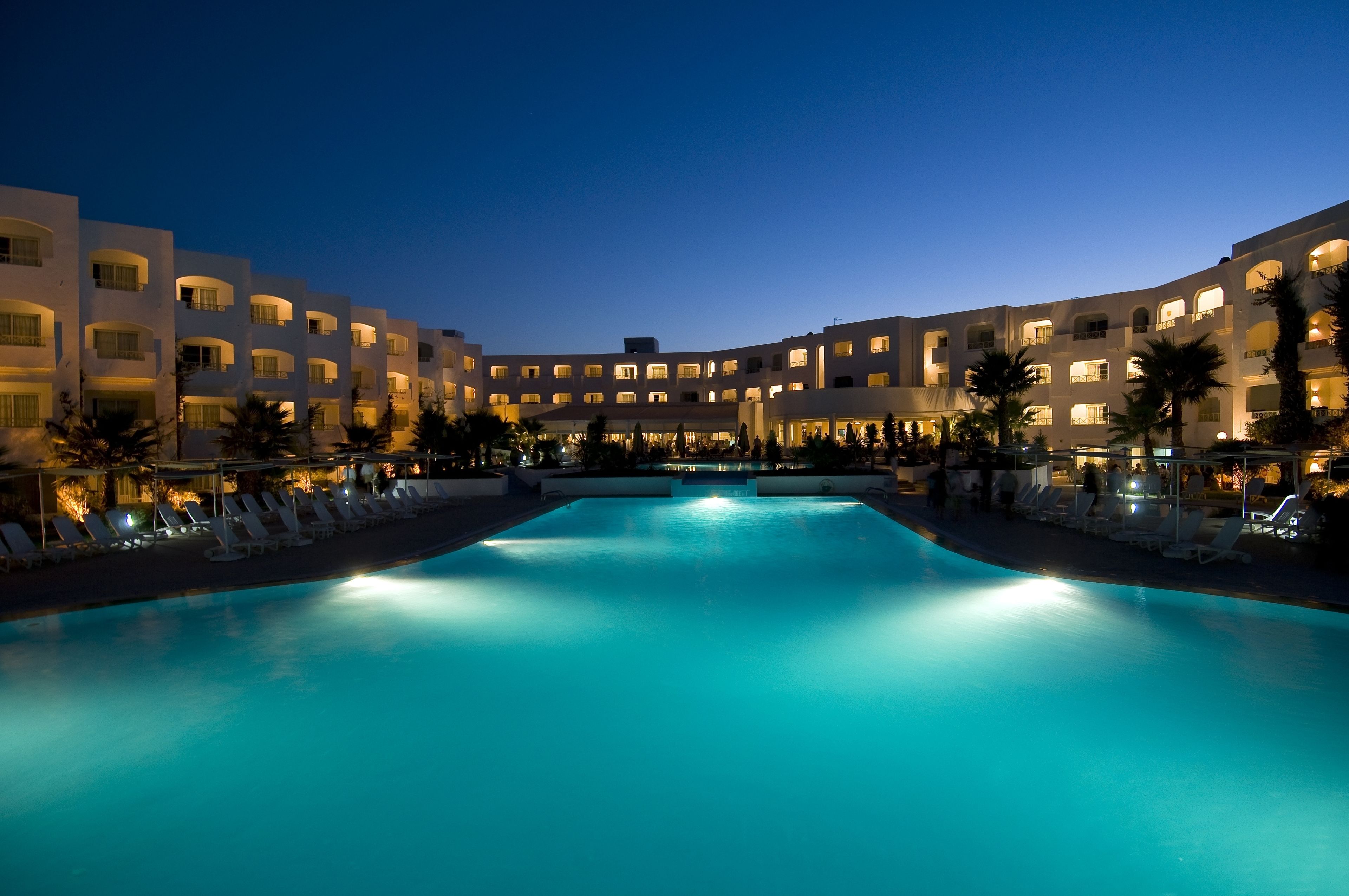 Piscina coperta, piscina stagionale all'aperto, ombrelloni da piscina