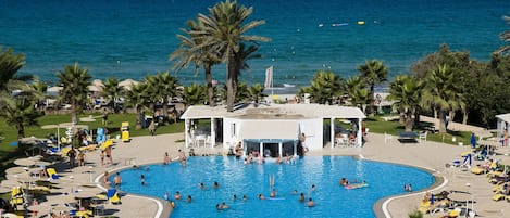 Een binnenzwembad en een seizoensgebonden buitenzwembad