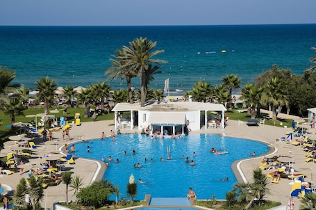 Innenpool, Außenpool (je nach Saison geöffnet), Sonnenschirme. Thalassa Mahdia