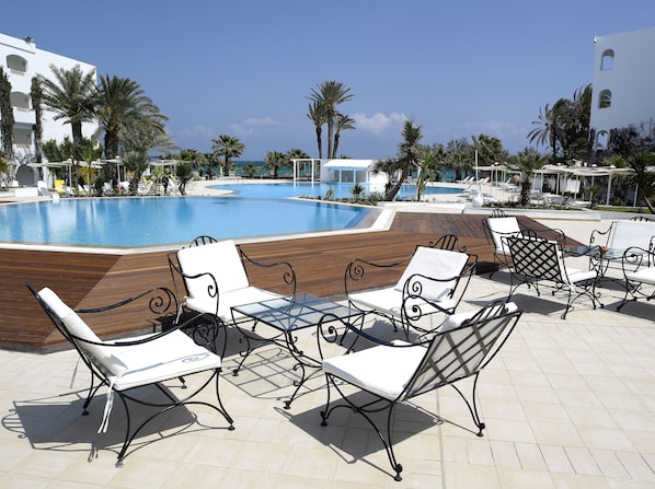 2 bars/lounges, beach bar