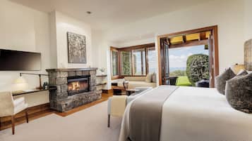 Premium bedding, free minibar, desk, iron/ironing board