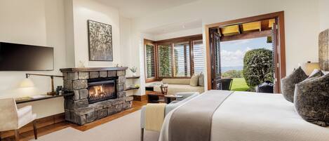 Premium bedding, free minibar, desk, iron/ironing board