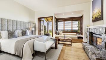 Premium bedding, free minibar, desk, iron/ironing board