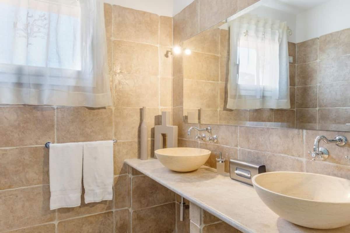 grand suite, sea view | bathroom | designer toiletries, hair dryer, bathrobes, slippers