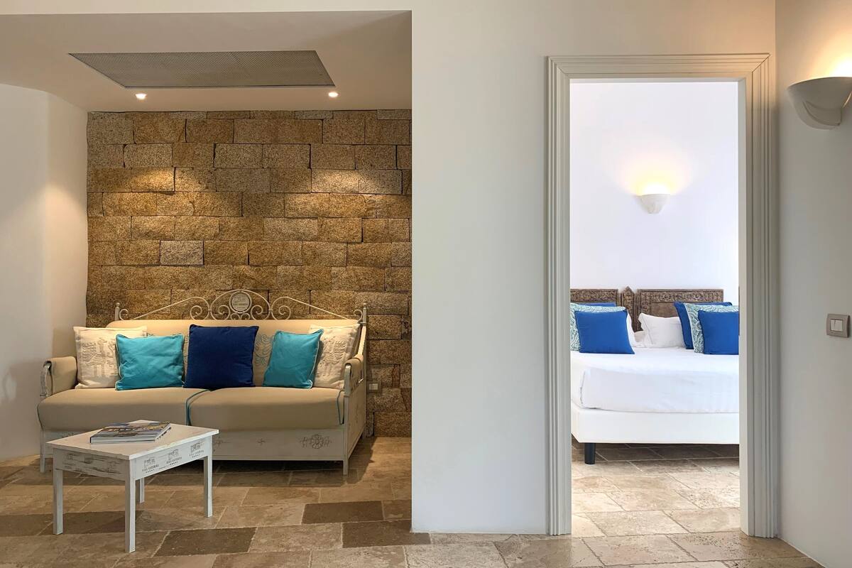 suite | living area | flat-screen tv, books