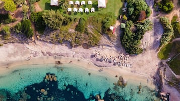 På stranden, solstolar, parasoller och strandhanddukar