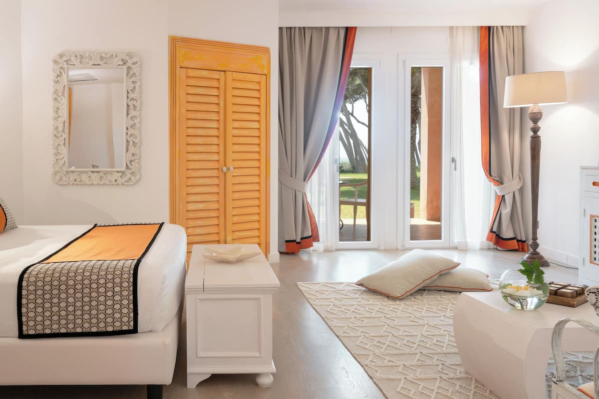 junior studio suite | living area | flat-screen tv, books