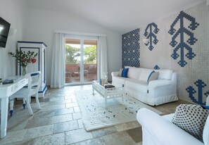 高级套房 | 起居区 | 平板电视、书