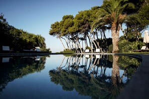 Piscine extérieure, parasols de plage, chaises longues