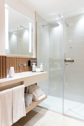 Designertoiletartikler, hårtørrer, badekåber, hjemmesko