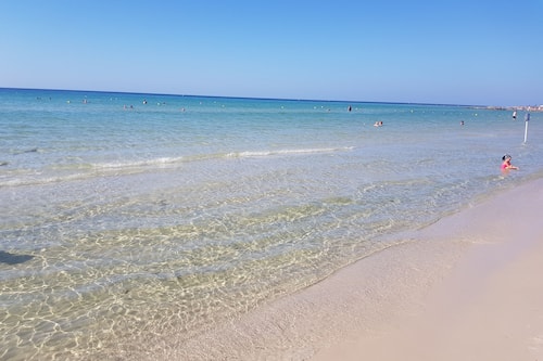Am Strand, Liegestühle, Sonnenschirme, Strandtücher
