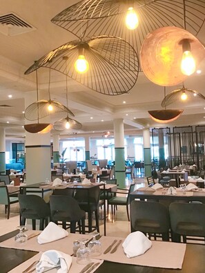 3 restaurants, breakfast served