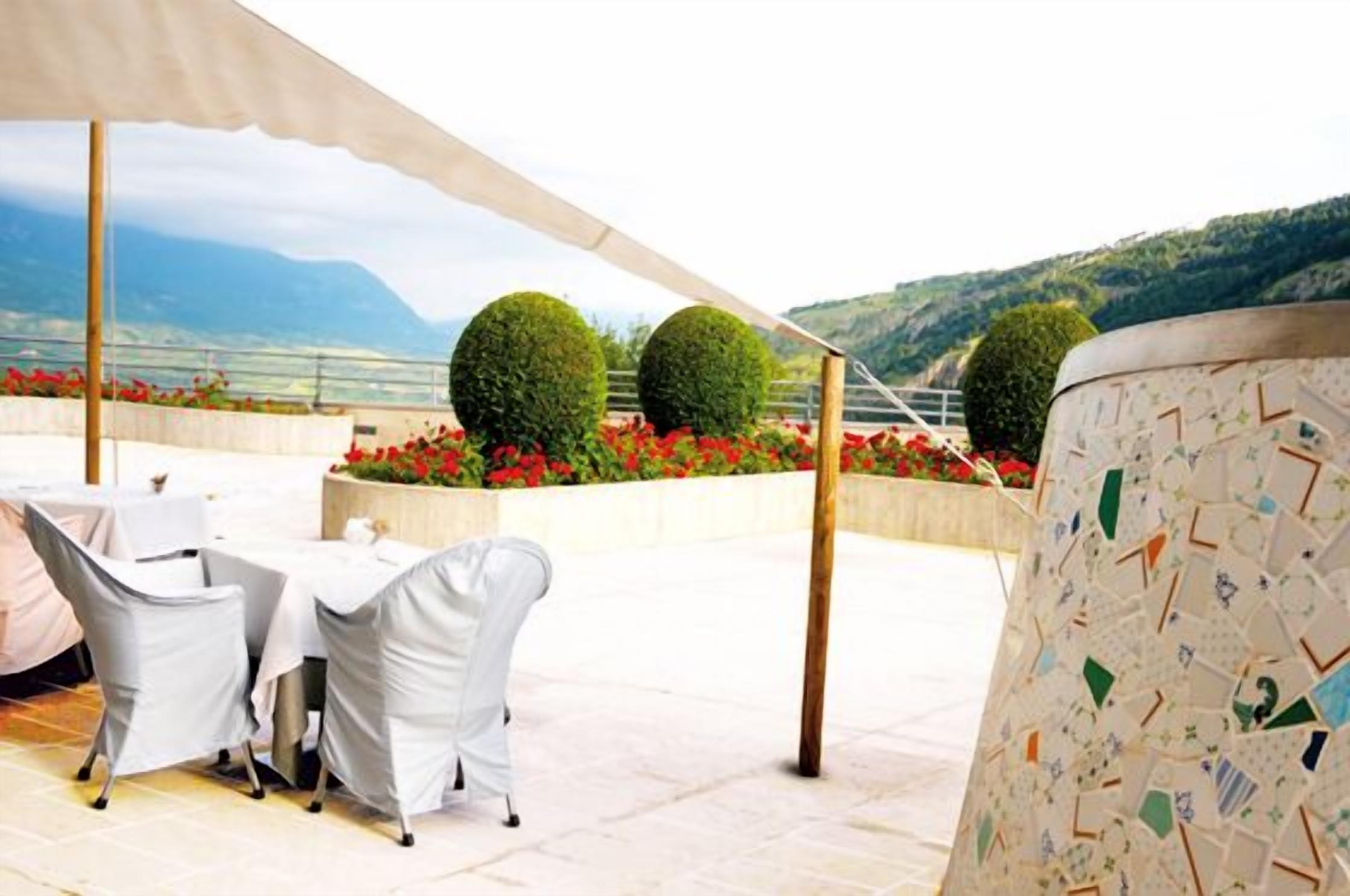 lunch, dinner served; italian cuisine, pool views