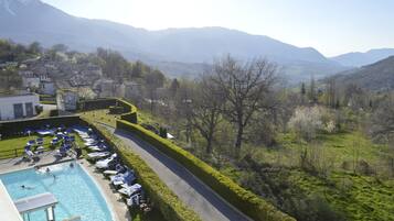 Innenpool, Außenpool, Sonnenschirme, Liegestühle